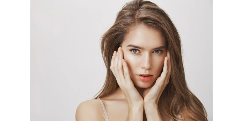 Radiofrequenz-Microneedling oder klassisches Microneedling bei Post-Akne, vergrößerten Poren und ungleichmäßiger Hauttextur