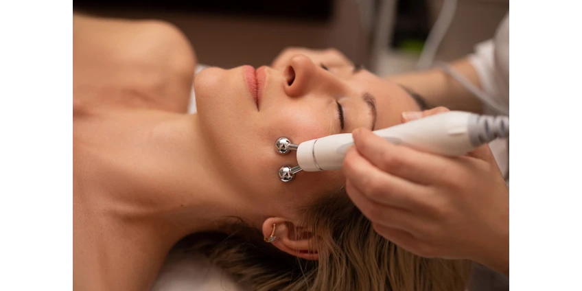 Wie Kosmetikgeräte die Haut auf den Sommer vorbereiten und die Kollagenproduktion aktivieren