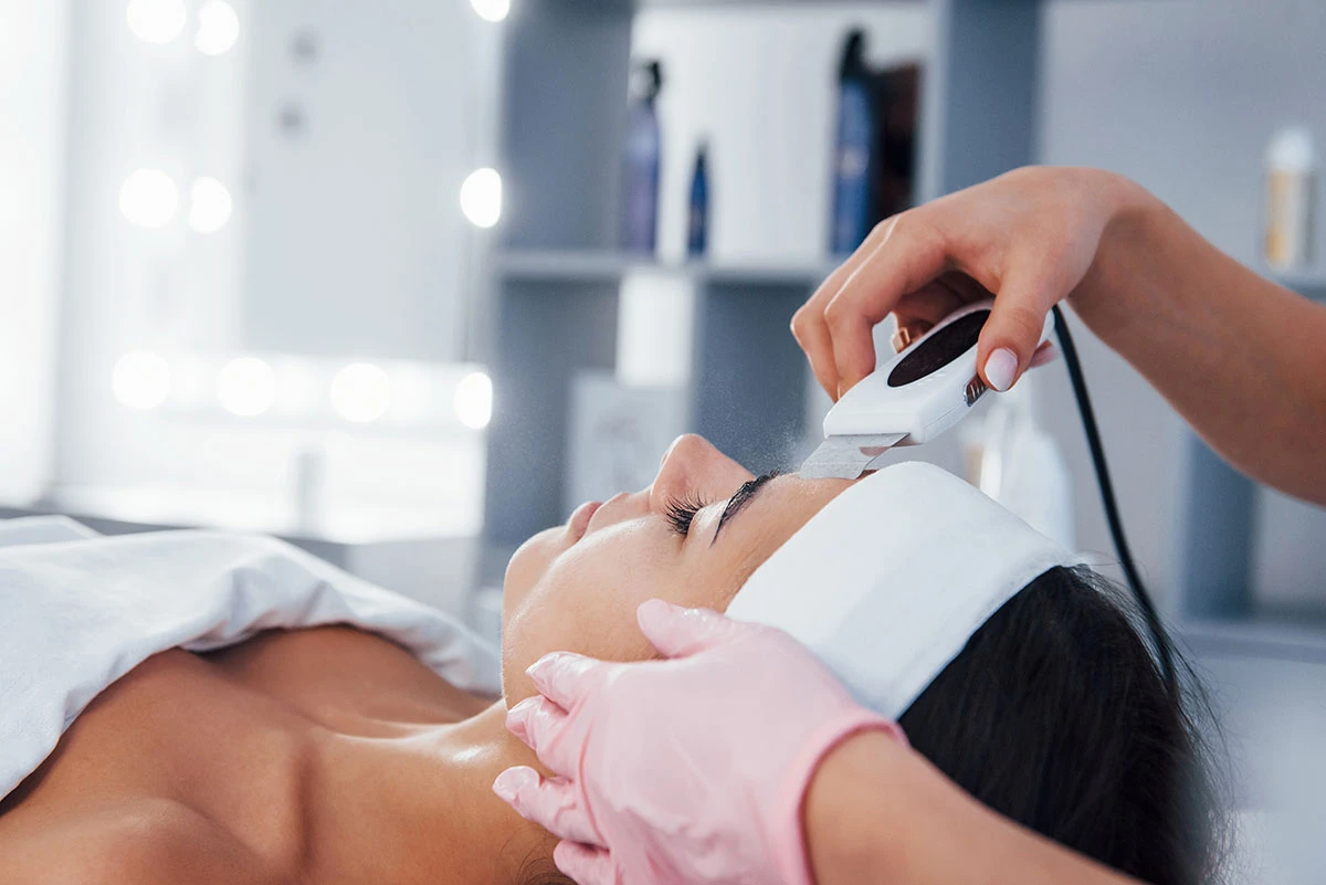 Kombination zur Tiefenreinigung, Feuchtigkeitsversorgung und Hautstraffung